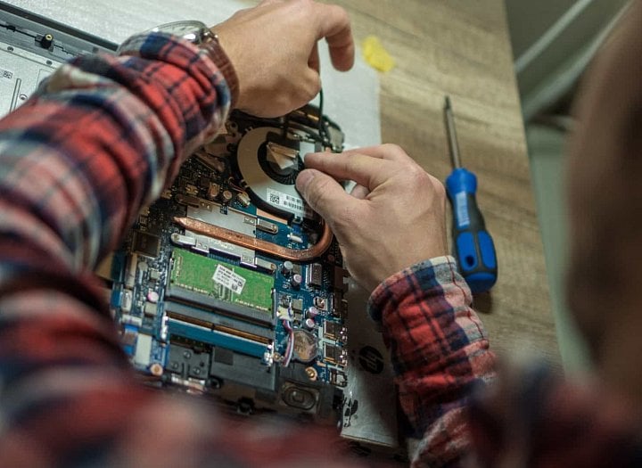 Čištění komponentů při renovaci výpočetní techniky